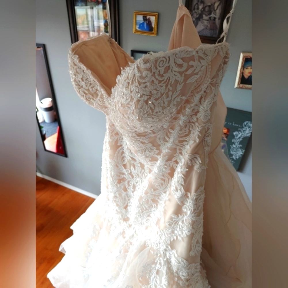 WEDDING DRESS - Picture 2 of 3